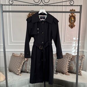 London Fog
Single Breasted Point Collar Belted Trench Coat size M